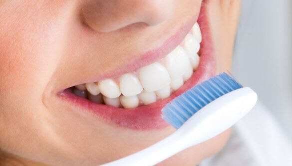 Come si lavano i denti: istruzioni per l’uso