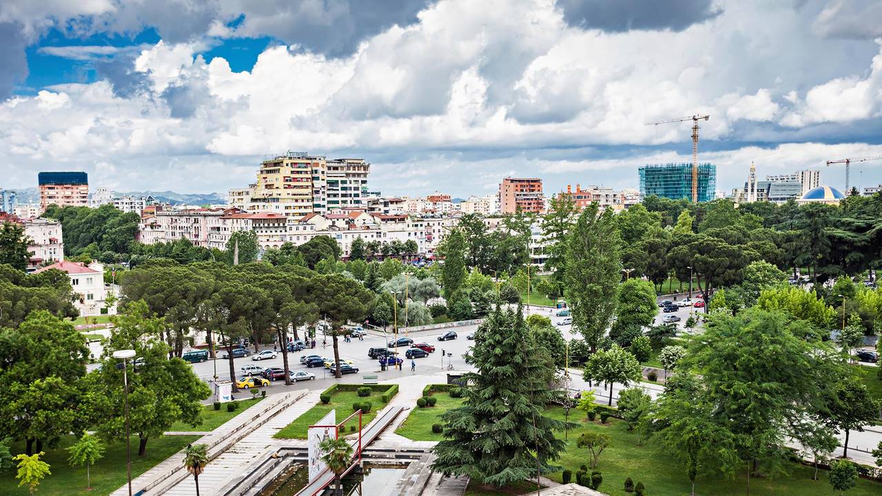 L’Albania dai barconi alle Ferrari – Com’è cambiata in 20 anni